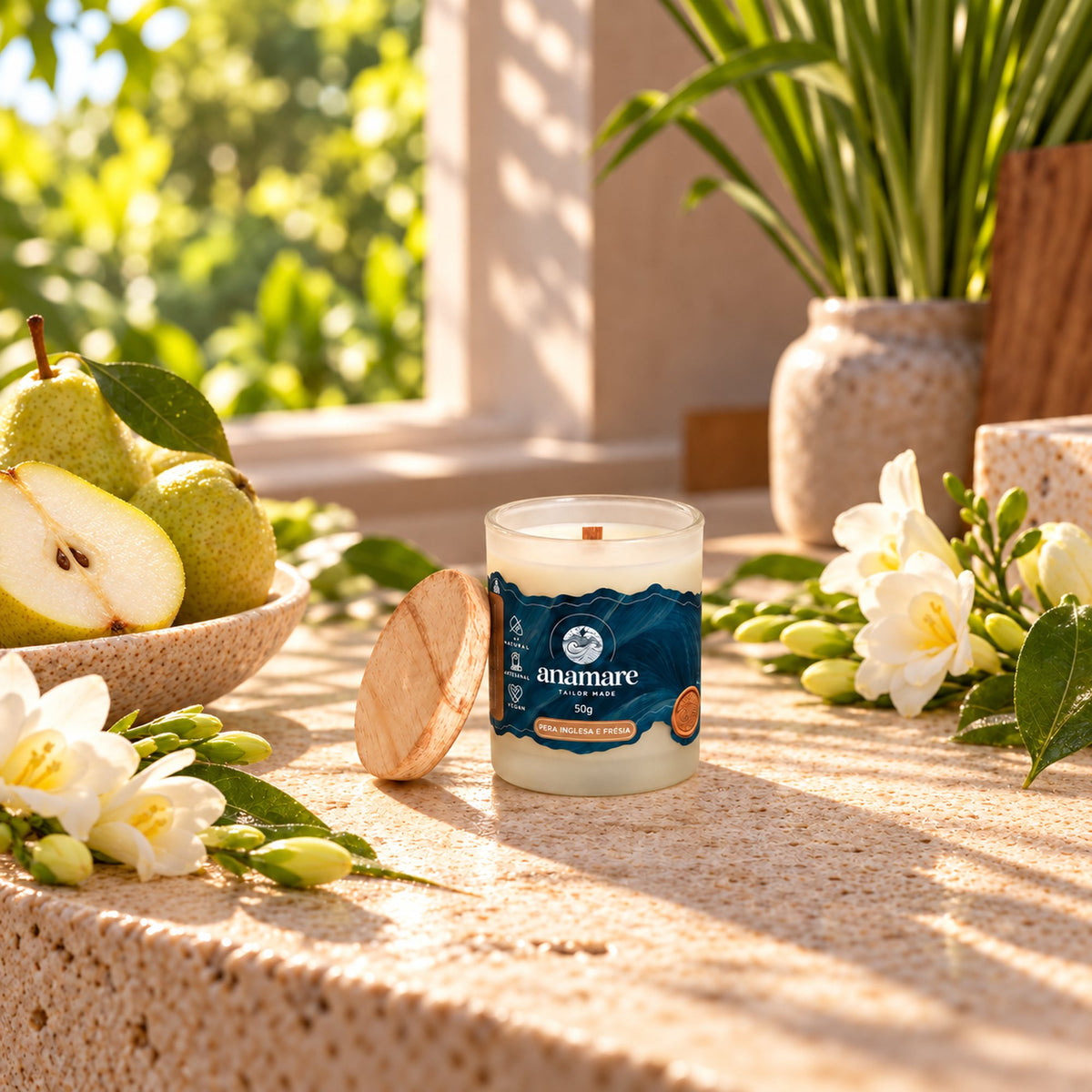 Vela aromática Pera Inglesa e Frésia 50 g, pote de vidro com tampa, em cena
