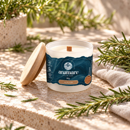 Vela aromática Moyen 90 g Alecrim em cena, plano aberto