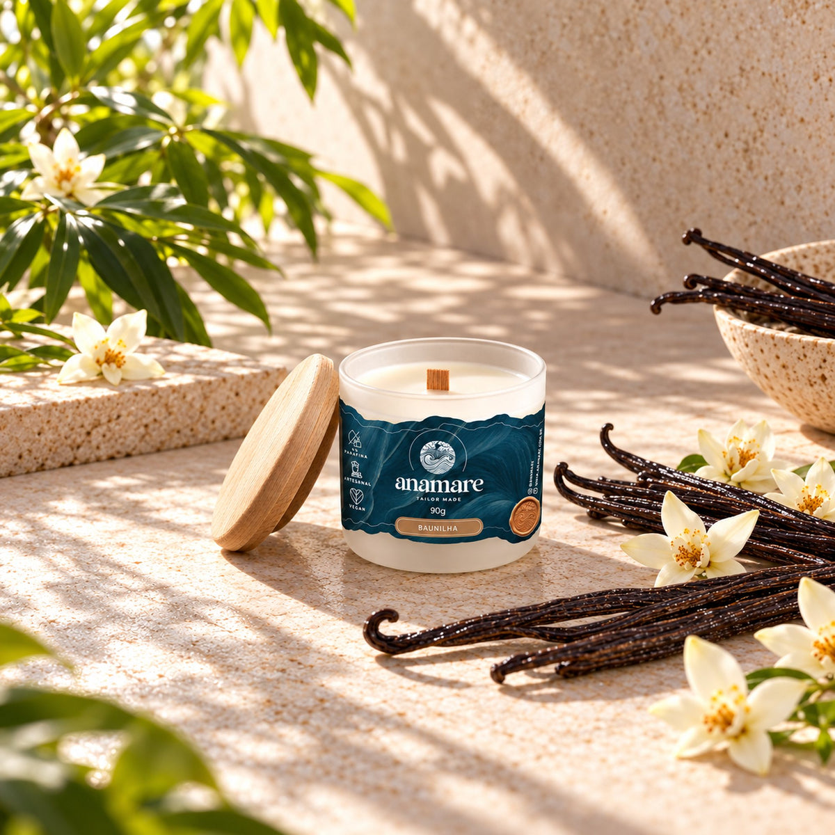 Vela aromática Moyen 90 g Baunilha em cena, plano aberto