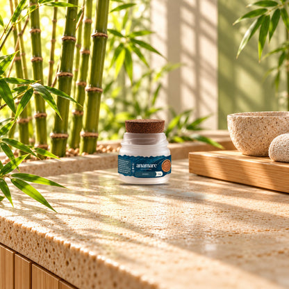 Vela aromática Petit 25 g Bambu sobre bancada de pedra, com hastes de bambu e uma tigela de pedra