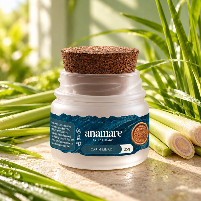 Vela aromática Petit 25 g Capim Limão, pote de vidro fosco com tampa de cortiça, entre folhas e talos de capim-limão