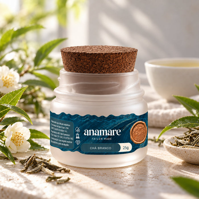 Vela aromática Petit 25 g Chá Branco, pote de vidro fosco com tampa de cortiça, entre folhas e flores de chá, com uma xícara ao fundo
