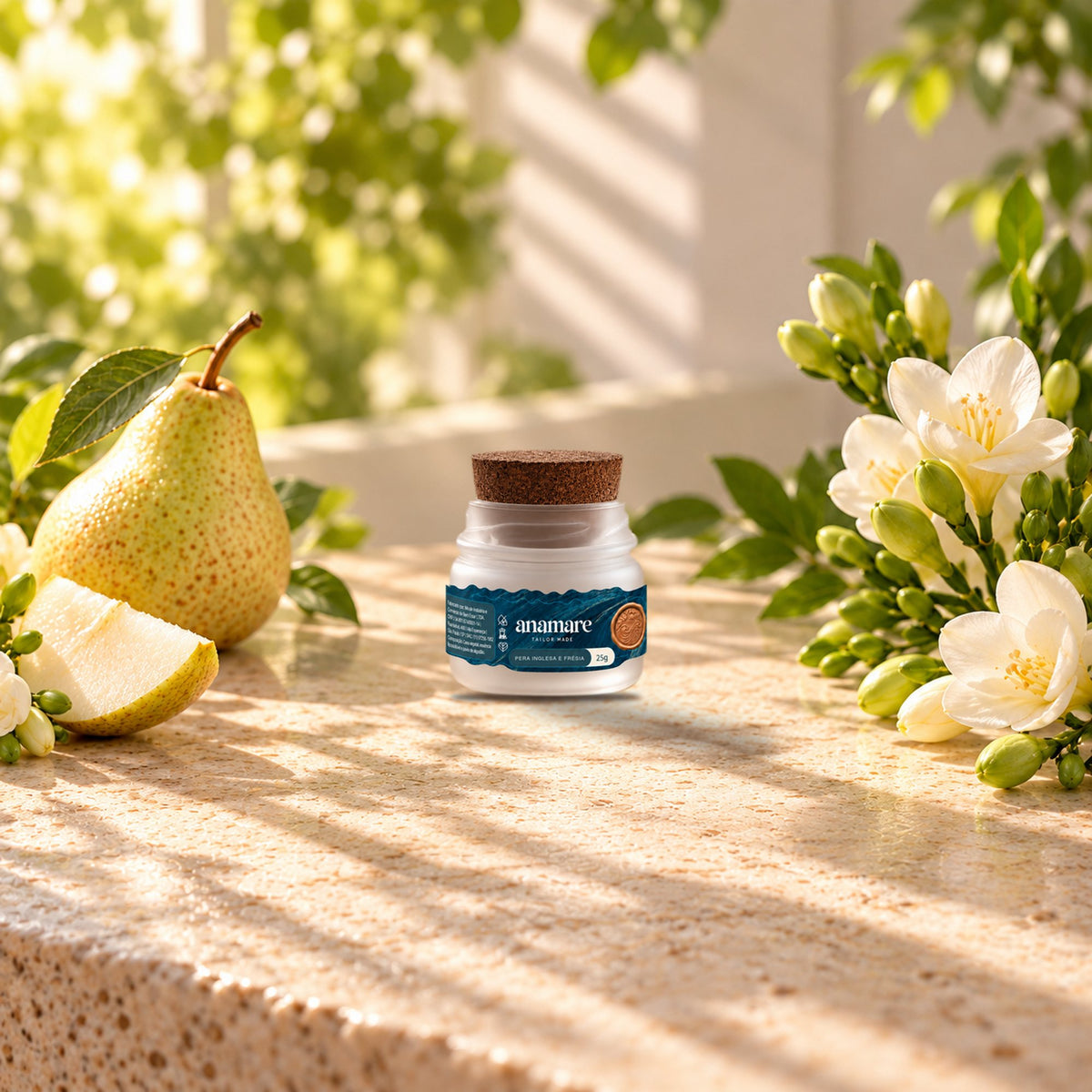Vela aromática Petit 25 g Pera Inglesa e Frésia sobre bancada de pedra, entre peras e flores de frésia
