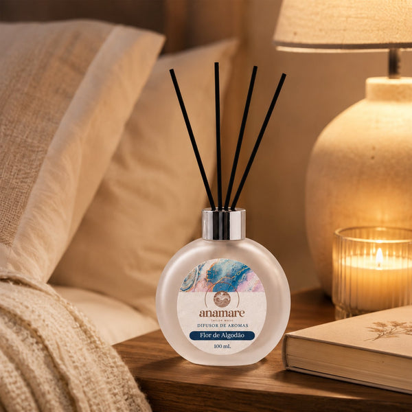 Difusor de Aromas Anamare Flor de Algodão de 100 mL, frasco redondo de vidro fosco com tampa cromada e varetas pretas