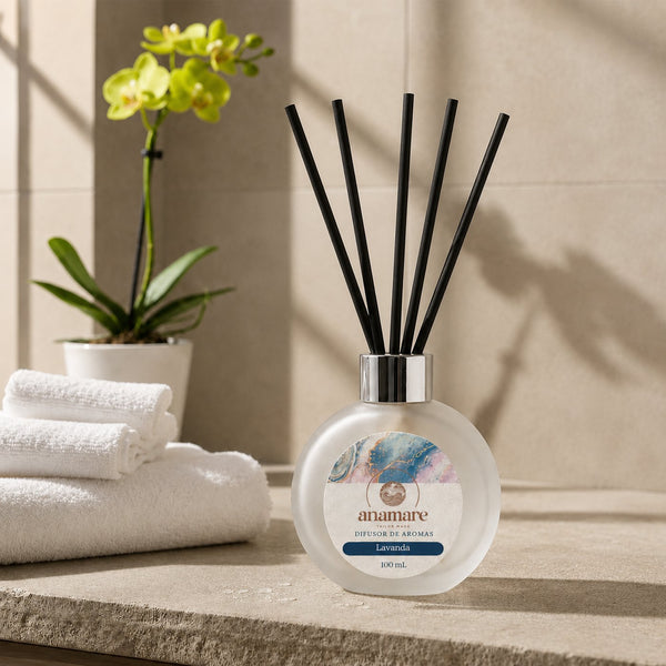 Difusor de Aromas Anamare Lavanda de 100 mL, frasco redondo de vidro fosco com tampa cromada e varetas pretas