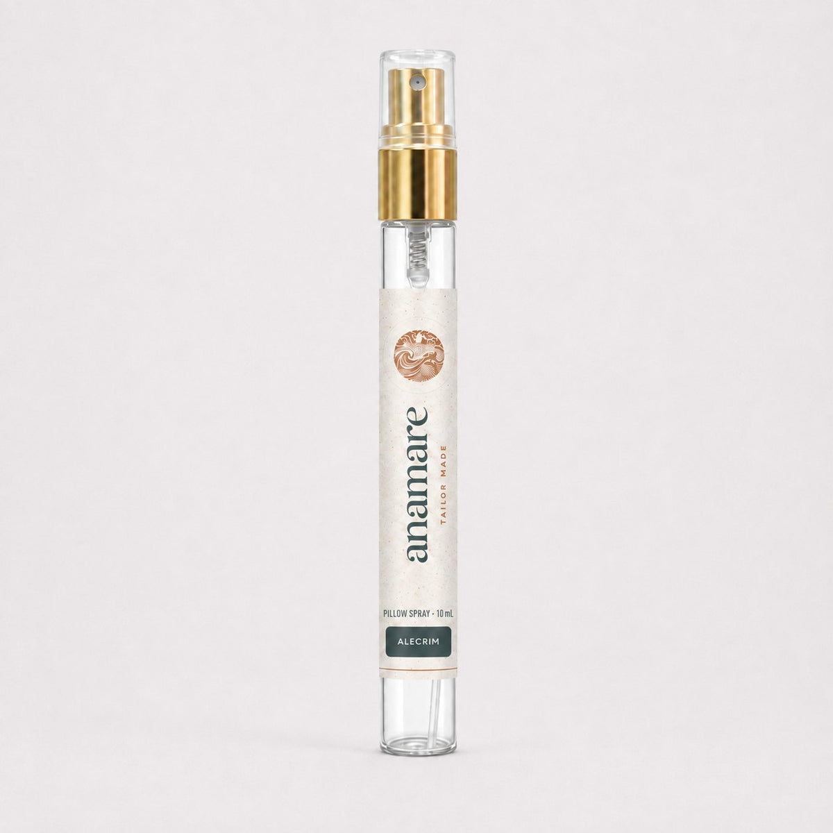 Pillow Spray Alecrim 10 mL, flaconete de vidro com válvula spray dourada e rótulo Anamare, sobre fundo claro