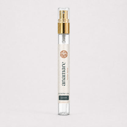 Pillow Spray Alecrim 10 mL, flaconete de vidro com válvula spray dourada e rótulo Anamare, sobre fundo claro