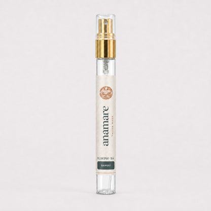 Pillow Spray Bambu 10 mL, flaconete de vidro com válvula spray dourada e rótulo Anamare, sobre fundo claro