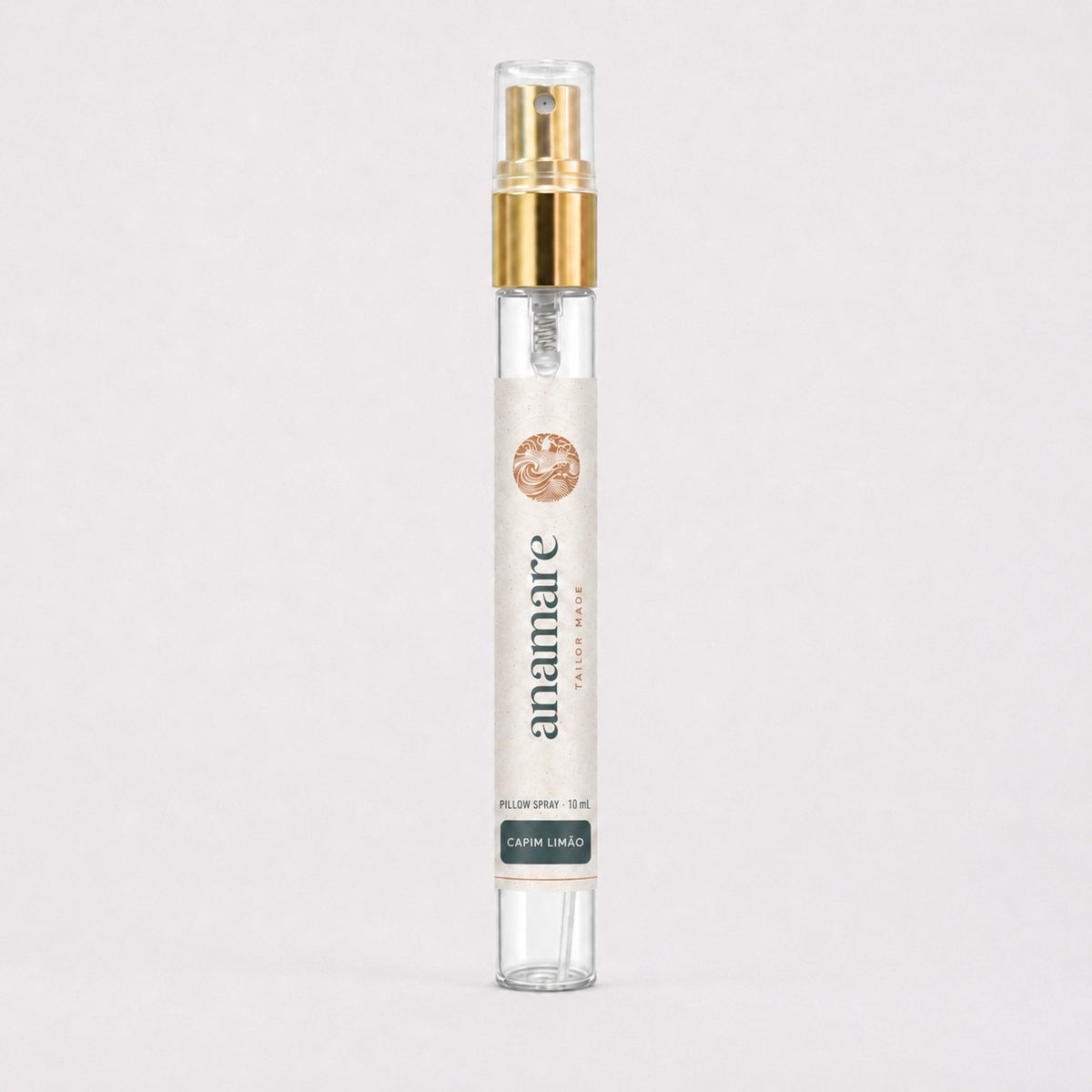 Pillow Spray Capim Limão 10 mL, flaconete de vidro com válvula spray dourada e rótulo Anamare, sobre fundo claro
