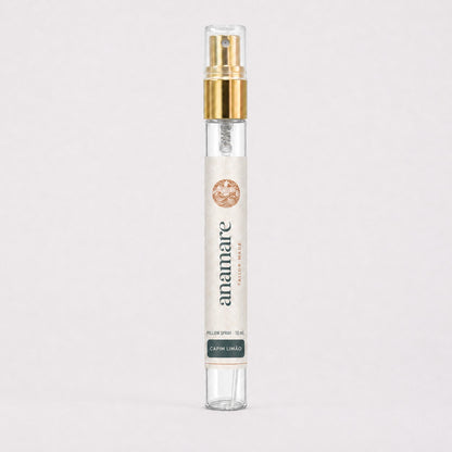Pillow Spray Capim Limão 10 mL, flaconete de vidro com válvula spray dourada e rótulo Anamare, sobre fundo claro