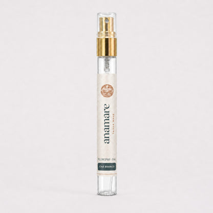Pillow Spray Chá Branco 10 mL, flaconete de vidro com válvula spray dourada e rótulo Anamare, sobre fundo claro