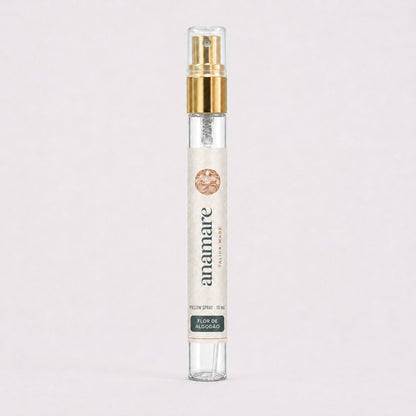 Pillow Spray Flor de Algodão 10 mL, flaconete de vidro com válvula spray dourada e rótulo Anamare, sobre fundo claro