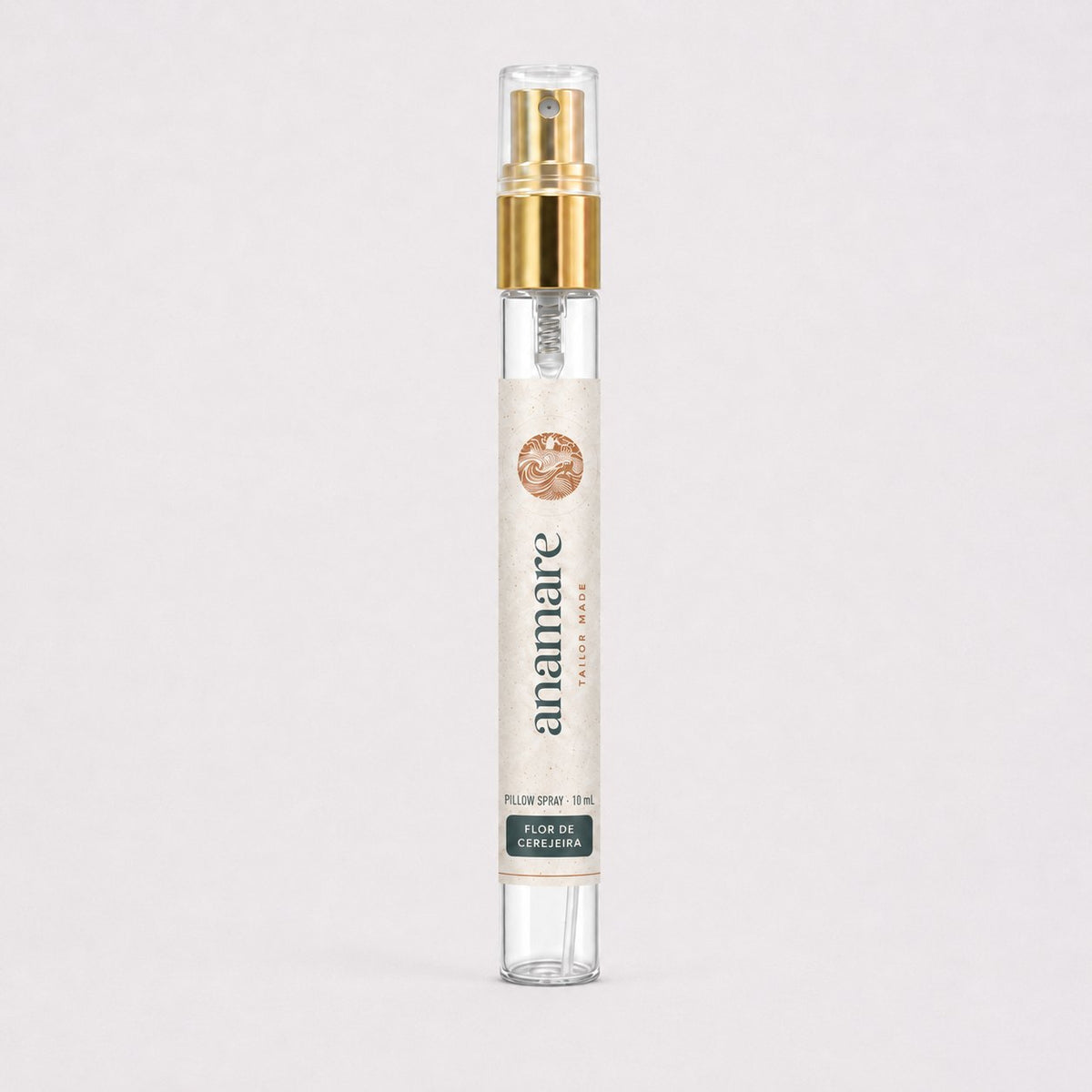 Pillow Spray Flor de Cerejeira 10 mL, flaconete de vidro com válvula spray dourada e rótulo Anamare, sobre fundo claro