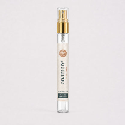 Pillow Spray Flor de Cerejeira 10 mL, flaconete de vidro com válvula spray dourada e rótulo Anamare, sobre fundo claro