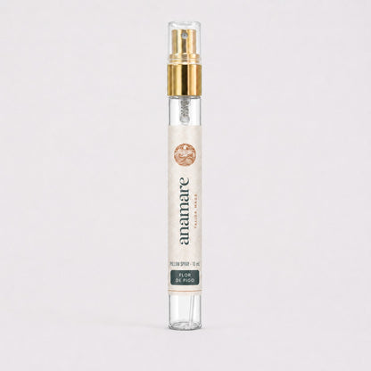 Pillow Spray Flor de Figo 10 mL, flaconete de vidro com válvula spray dourada e rótulo Anamare, sobre fundo claro