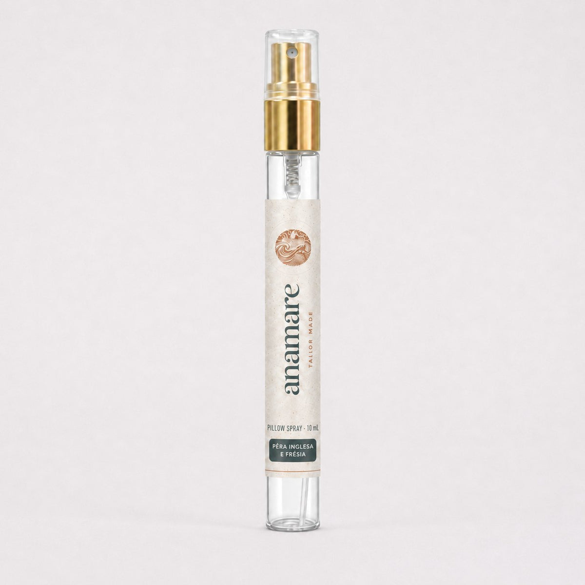 Pillow Spray Pera Inglesa e Frésia 10 mL, flaconete de vidro com válvula spray dourada e rótulo Anamare, sobre fundo claro
