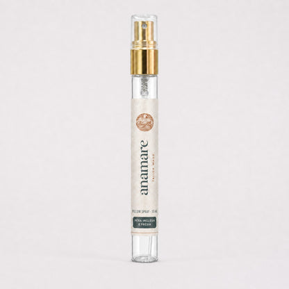 Pillow Spray Pera Inglesa e Frésia 10 mL, flaconete de vidro com válvula spray dourada e rótulo Anamare, sobre fundo claro