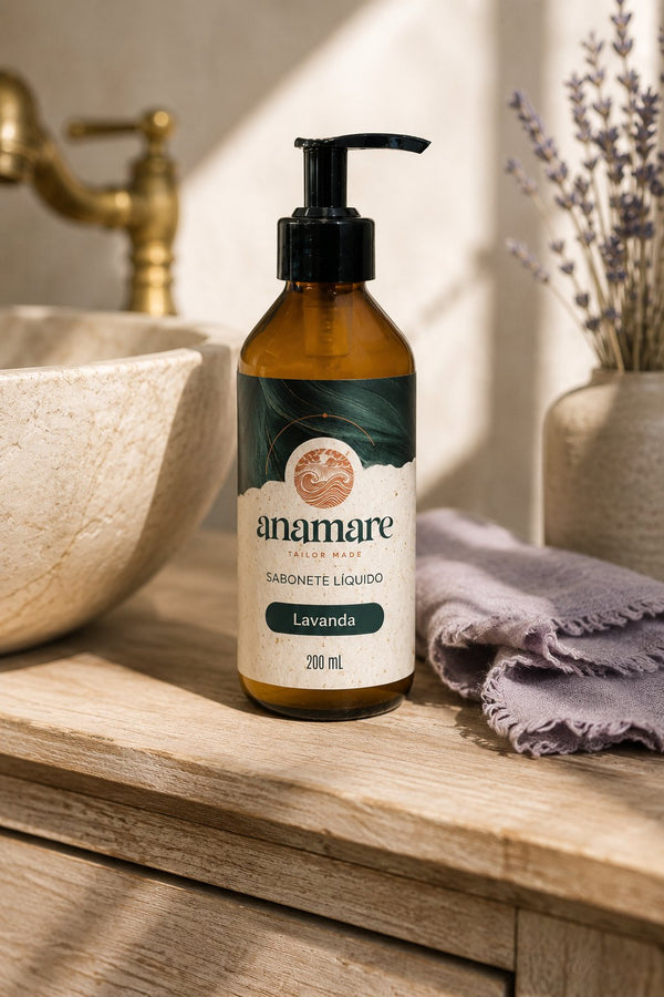 Sabonete Líquido para as Mãos Lavanda 200 mL, frasco âmbar com válvula pump preta, em bancada de banheiro com cuba de pedra e a fragrância representada ao lado