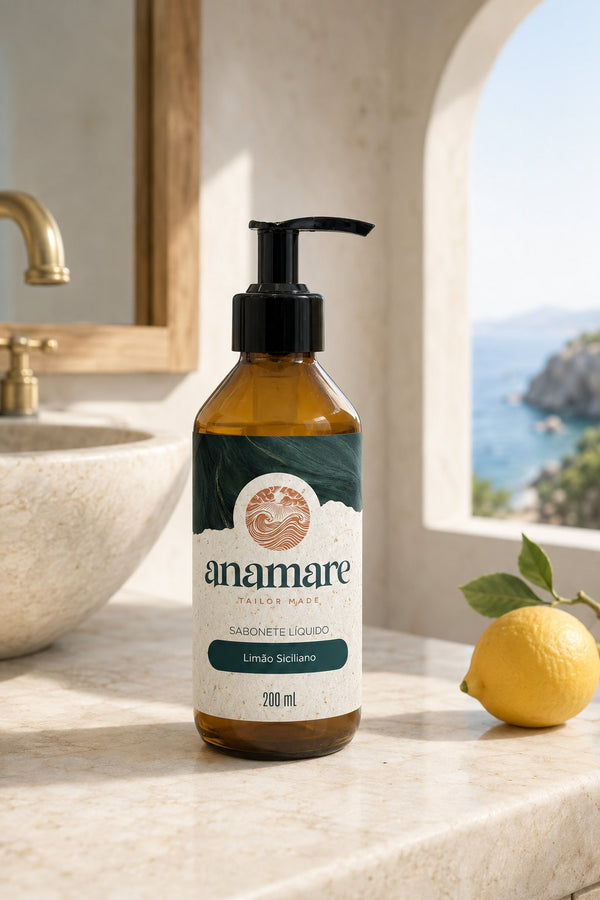 Sabonete Líquido para as Mãos Limão Siciliano 200 mL, frasco âmbar com válvula pump preta, em bancada de banheiro com cuba de pedra e a fragrância representada ao lado