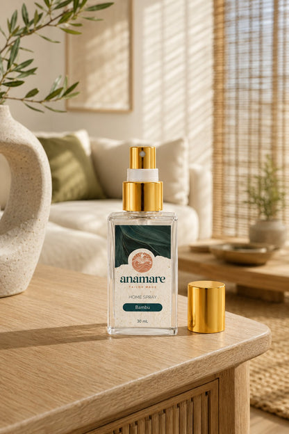 Home Spray Bambu Pocket 30 mL, frasco de vidro com válvula spray e tampa dourada, em cena de sala com a fragrância representada ao lado
