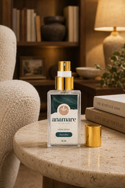 Home Spray Baunilha Pocket 30 mL, frasco de vidro com válvula spray e tampa dourada, em cena de sala com a fragrância representada ao lado