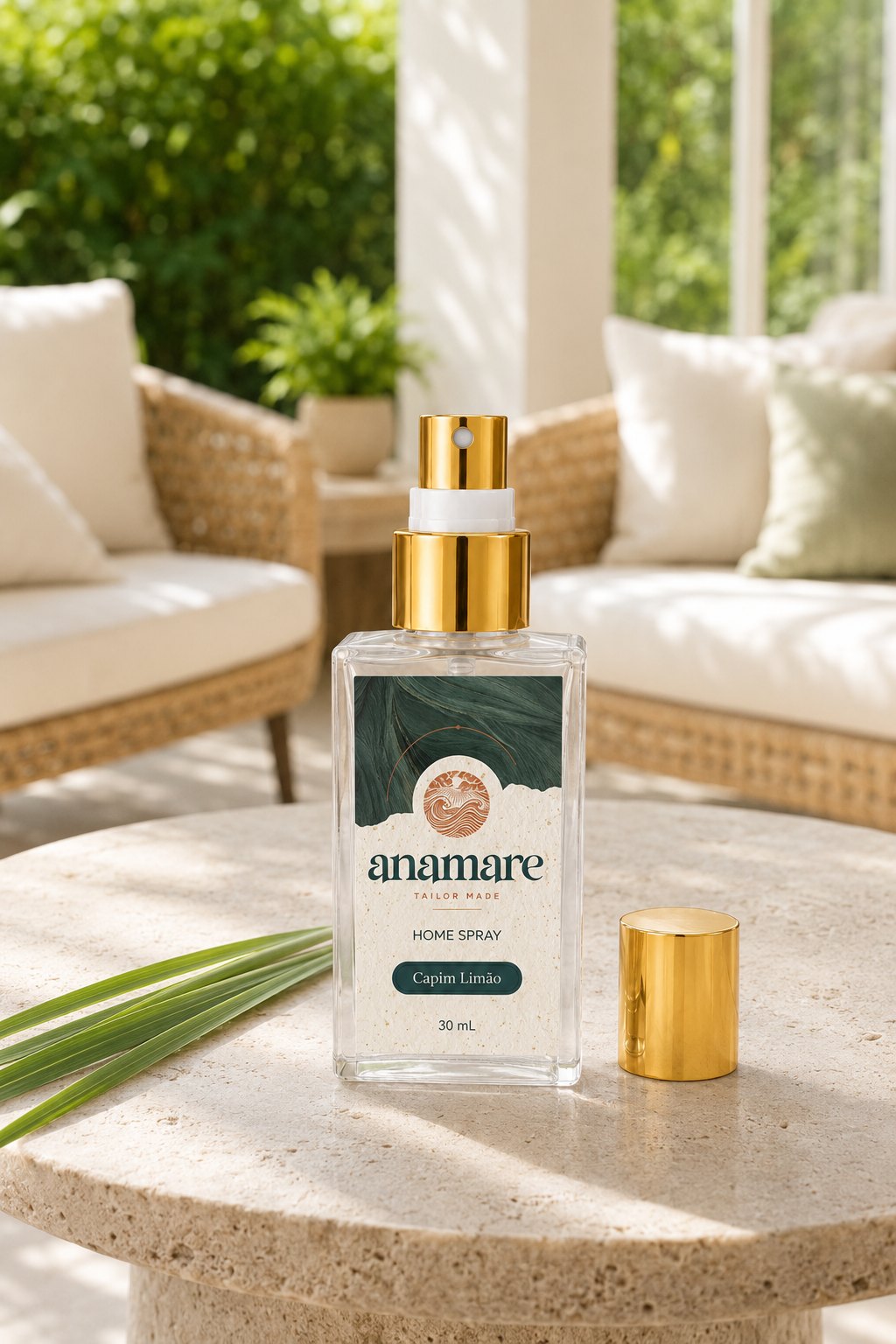 Home Spray Capim Limão Pocket 30 mL, frasco de vidro com válvula spray e tampa dourada, em cena de sala com a fragrância representada ao lado