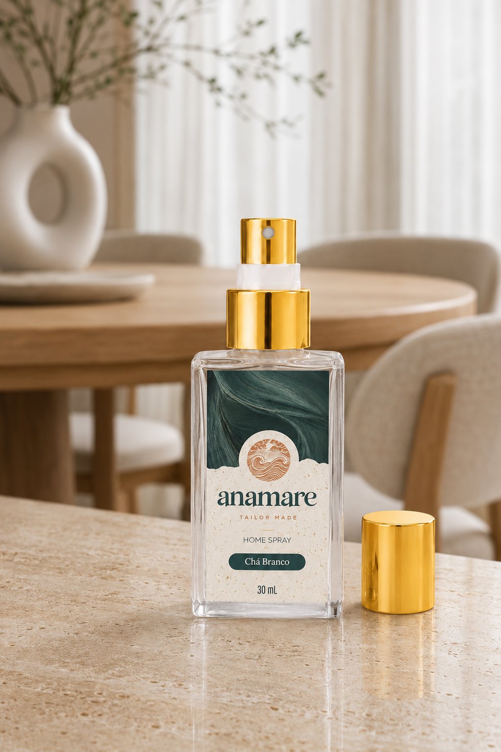 Home Spray Chá Branco Pocket 30 mL, frasco de vidro com válvula spray e tampa dourada, em cena de sala com a fragrância representada ao lado