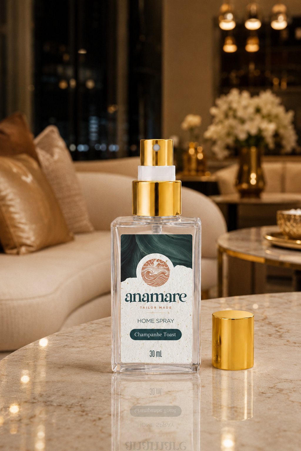 Home Spray Champanhe Toast Pocket 30 mL, frasco de vidro com válvula spray e tampa dourada, em cena de sala com a fragrância representada ao lado