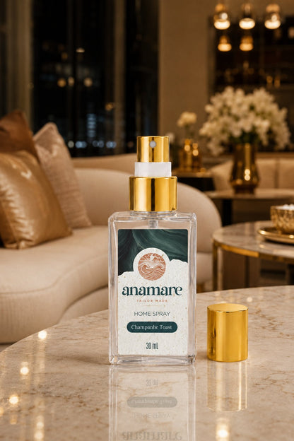 Home Spray Champanhe Toast Pocket 30 mL, frasco de vidro com válvula spray e tampa dourada, em cena de sala com a fragrância representada ao lado
