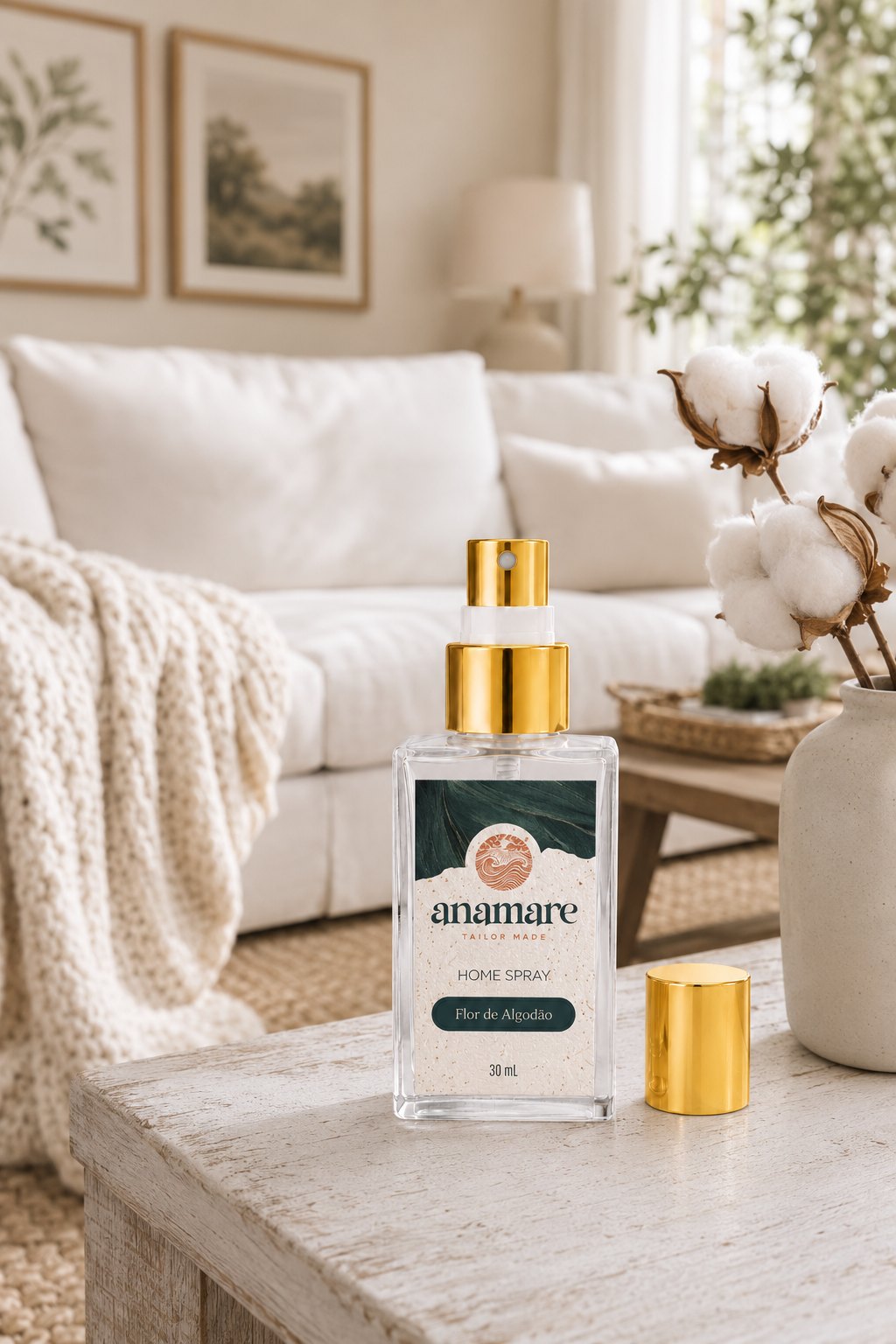Home Spray Flor de Algodão Pocket 30 mL, frasco de vidro com válvula spray e tampa dourada, em cena de sala com a fragrância representada ao lado