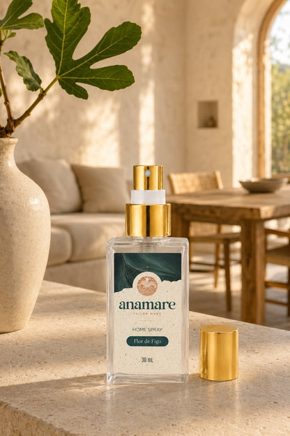 Home Spray Flor de Figo Pocket 30 mL, frasco de vidro com válvula spray e tampa dourada, em cena de sala com a fragrância representada ao lado