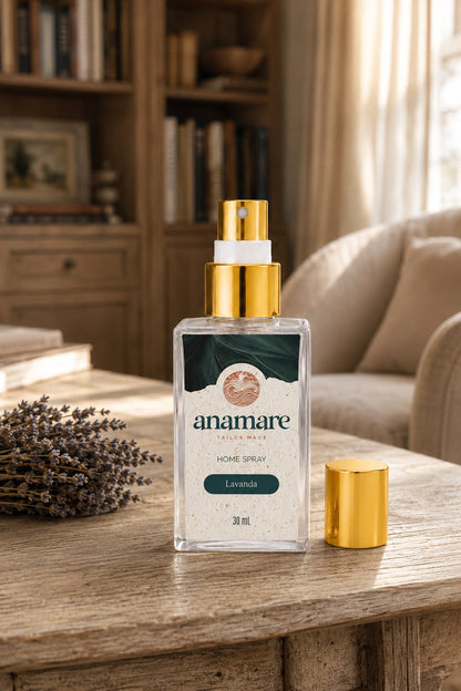 Home Spray Lavanda Pocket 30 mL, frasco de vidro com válvula spray e tampa dourada, em cena de sala com a fragrância representada ao lado