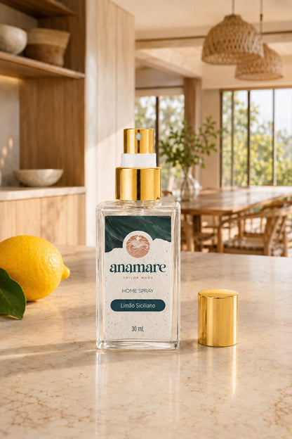 Home Spray Limão Siciliano Pocket 30 mL, frasco de vidro com válvula spray e tampa dourada, em cena de sala com a fragrância representada ao lado