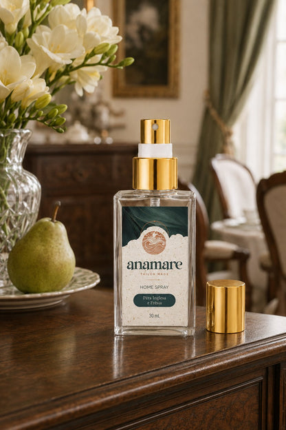Home Spray Pera Inglesa e Frésia Pocket 30 mL, frasco de vidro com válvula spray e tampa dourada, em cena de sala com a fragrância representada ao lado