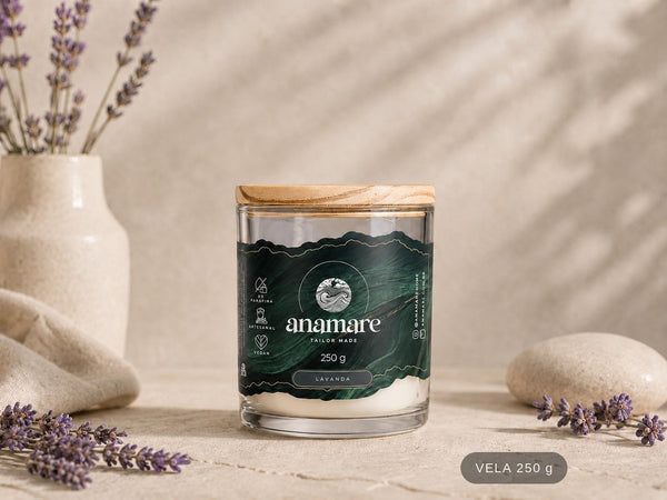 Vela Aromática Lavanda Deux 250 g, pote largo de vidro com dois pavios e tampa de madeira