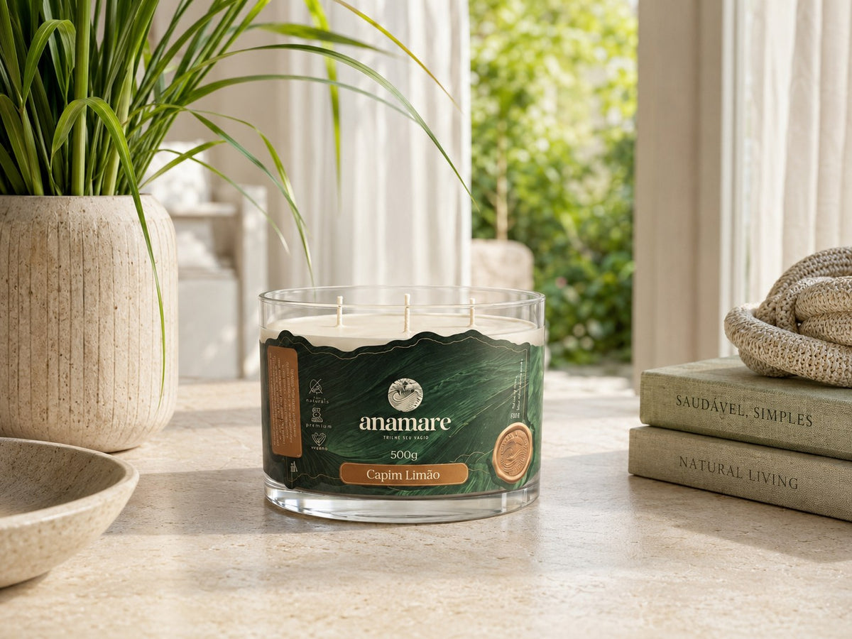 Vela Aromática Capim Limão Signature 500 g com três pavios de madeira, pote de vidro grosso em varanda com vaso de capim-limao e livros de decoracao