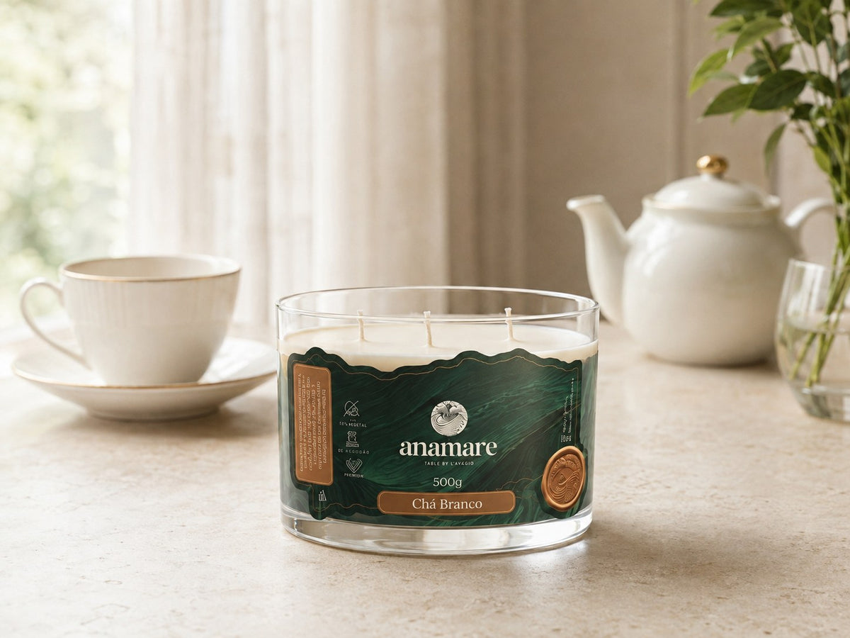 Vela Aromática Chá Branco Signature 500 g com três pavios de madeira, pote de vidro grosso em mesa de travertino com bule e xicara de porcelana